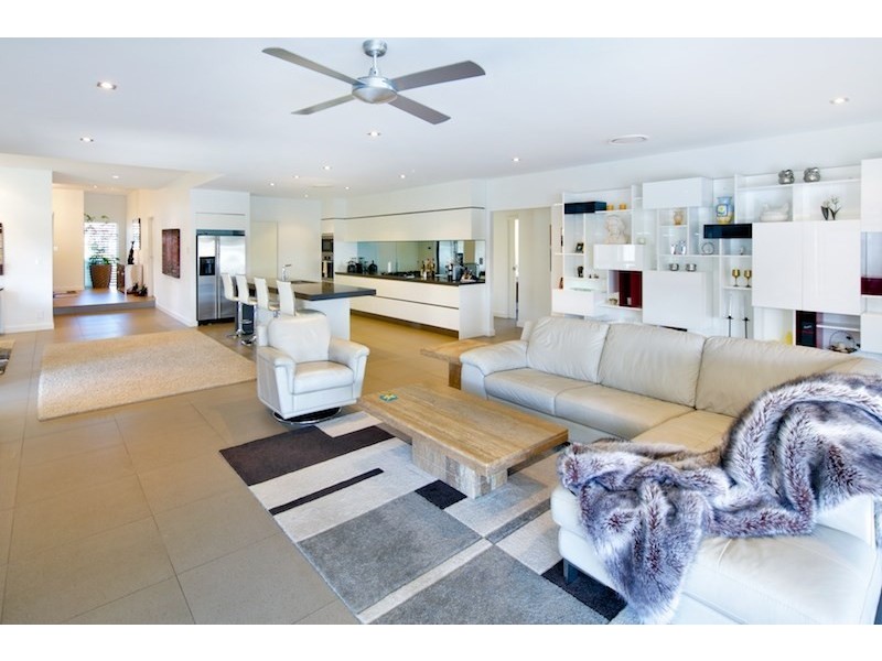 28 King Arthurs Court, Paradise Point QLD 4216