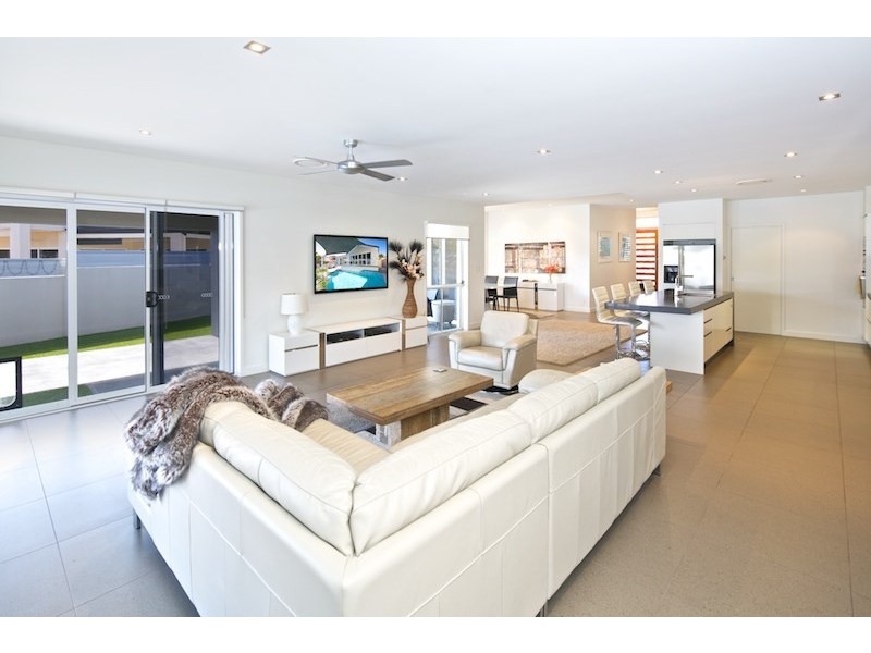 28 King Arthurs Court, Paradise Point QLD 4216