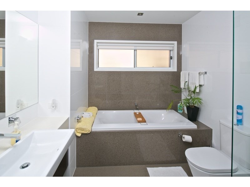 28 King Arthurs Court, Paradise Point QLD 4216