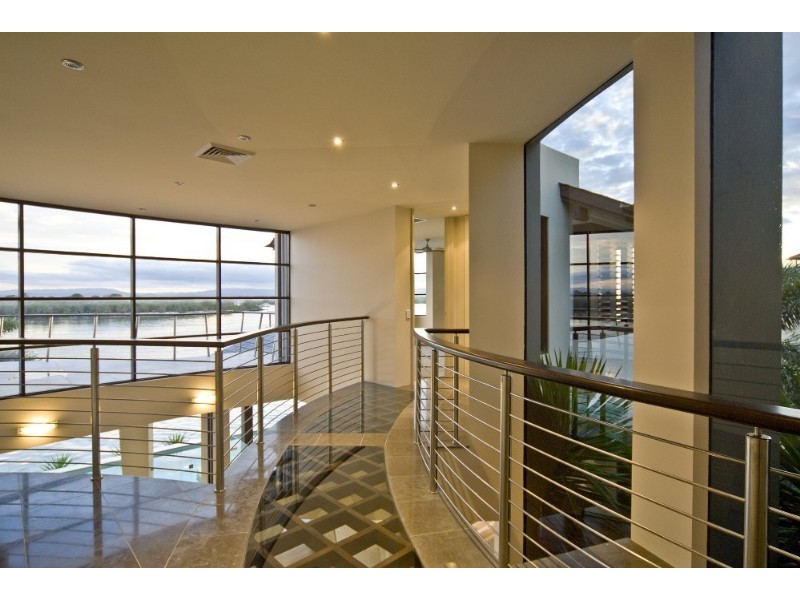 34 Hampton Court, Paradise Point QLD 4216