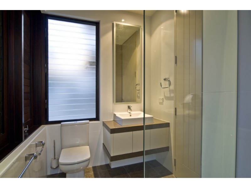 34 Hampton Court, Paradise Point QLD 4216