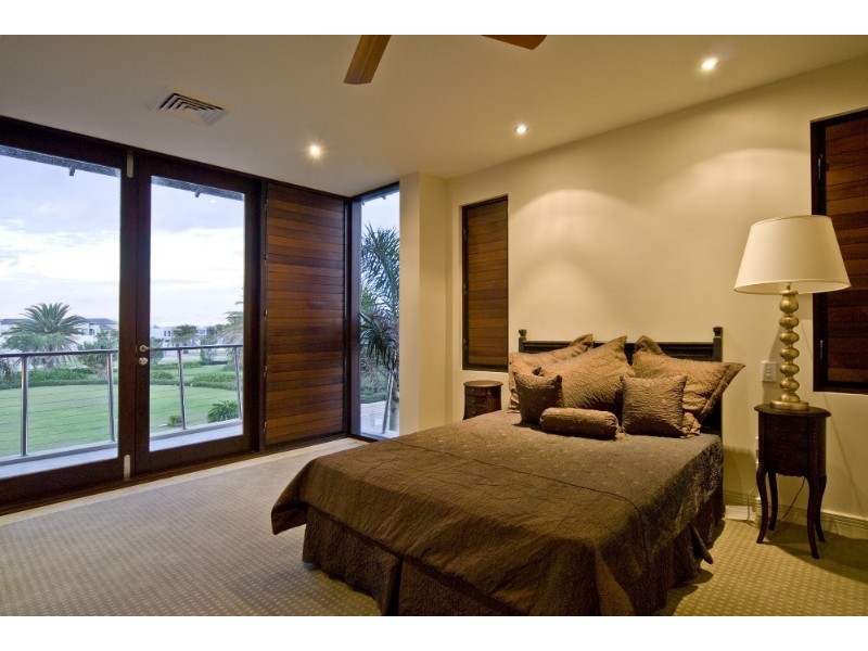 34 Hampton Court, Paradise Point QLD 4216