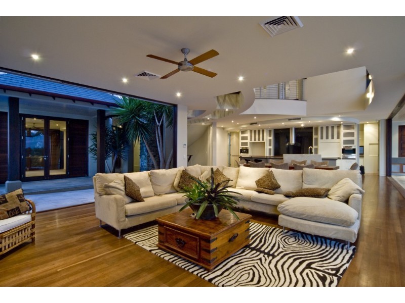 34 Hampton Court, Paradise Point QLD 4216