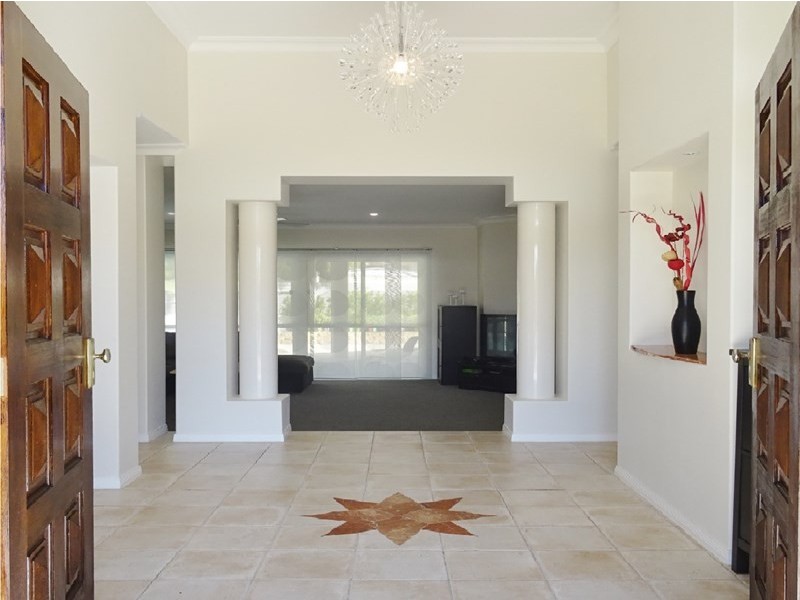 9 London Chase, Arundel QLD 4214