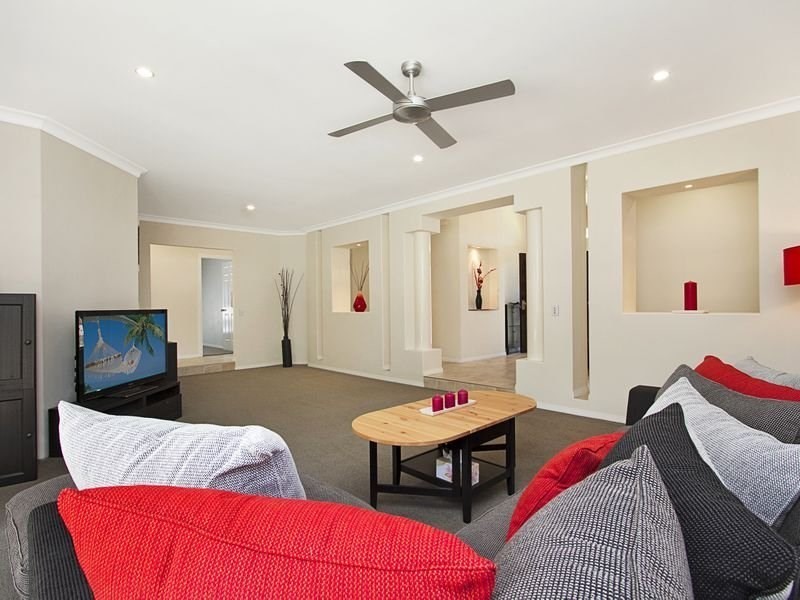 9 London Chase, Arundel QLD 4214