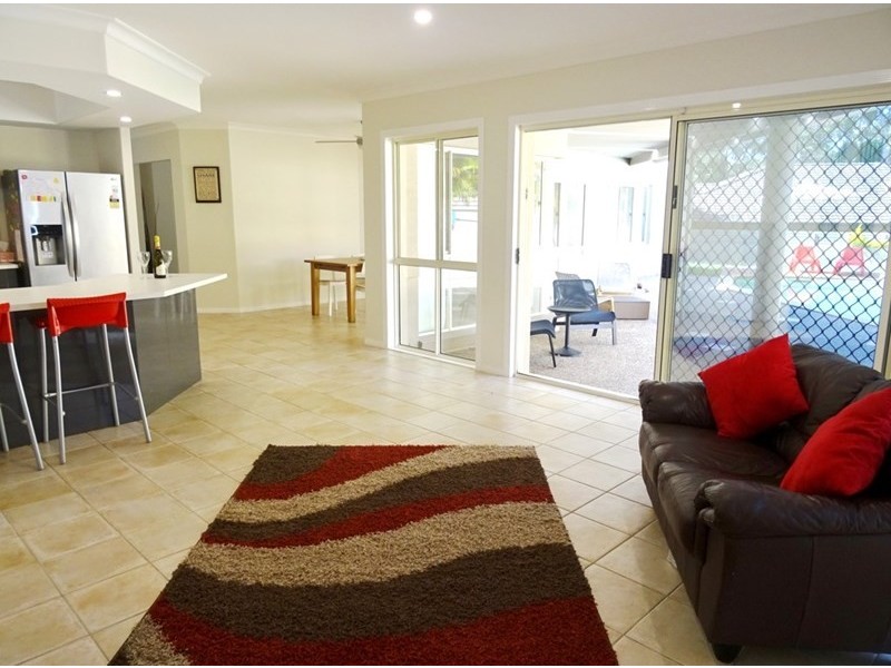 9 London Chase, Arundel QLD 4214
