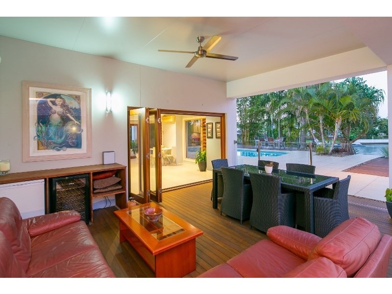 27 Pebble Beach Drive, Runaway Bay QLD 4216