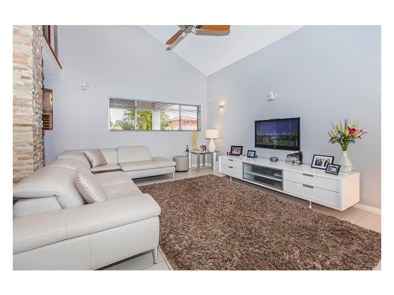 27 Pebble Beach Drive, Runaway Bay QLD 4216