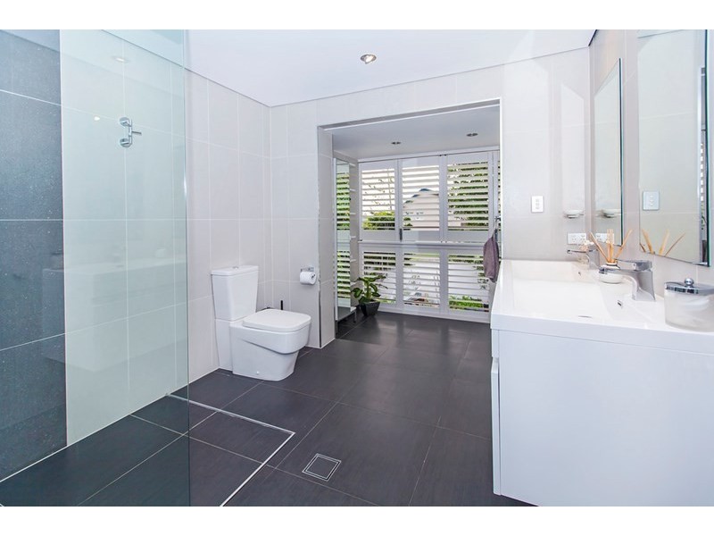 27 Pebble Beach Drive, Runaway Bay QLD 4216