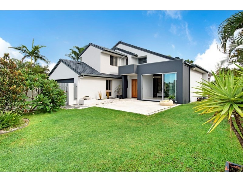 27 Pebble Beach Drive, Runaway Bay QLD 4216