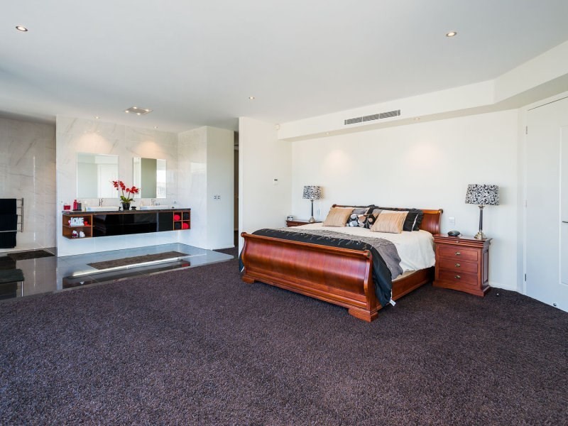 32 Knightsbridge Parade West, Sovereign Islands QLD 4216