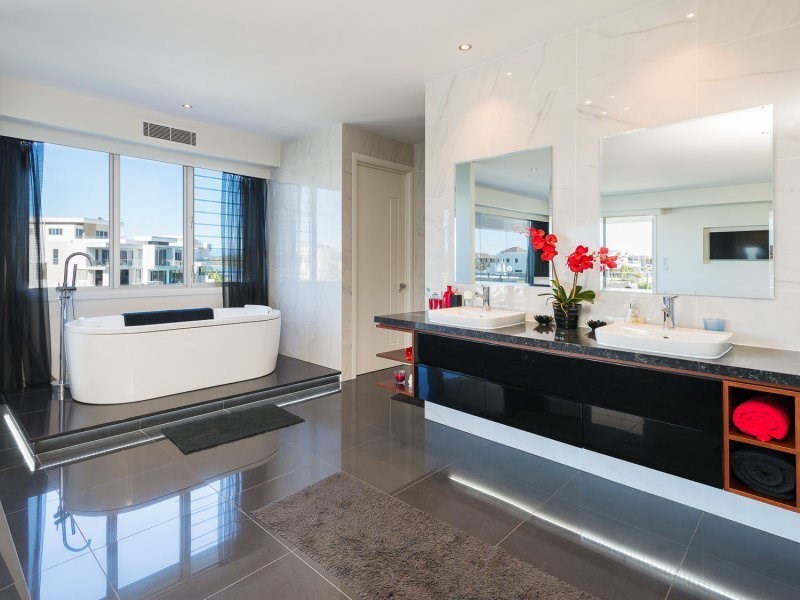 32 Knightsbridge Parade West, Sovereign Islands QLD 4216