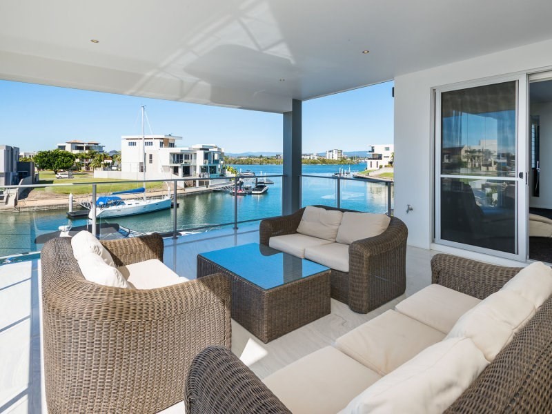 32 Knightsbridge Parade West, Sovereign Islands QLD 4216