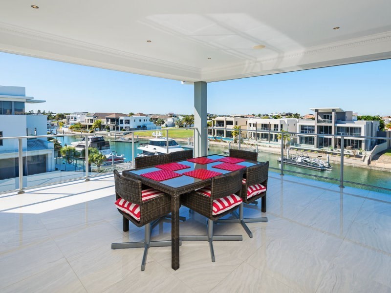 32 Knightsbridge Parade West, Sovereign Islands QLD 4216