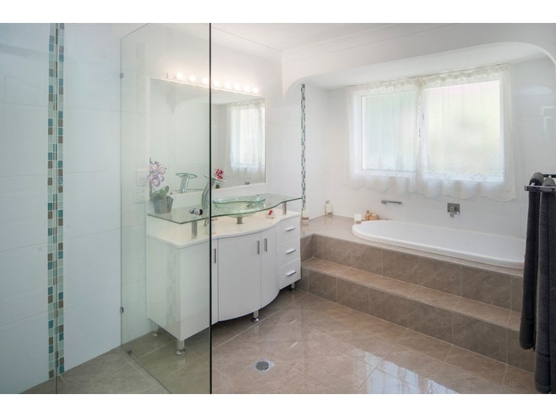 2 Camelot Crescent, Hollywell QLD 4216