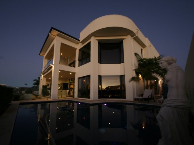 15 Hampton Court, Paradise Point QLD 4216