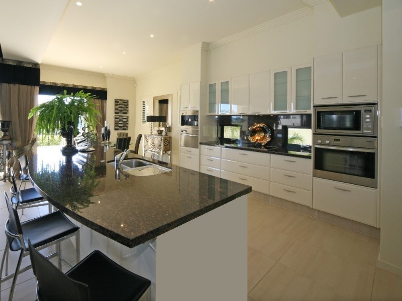 15 Hampton Court, Paradise Point QLD 4216