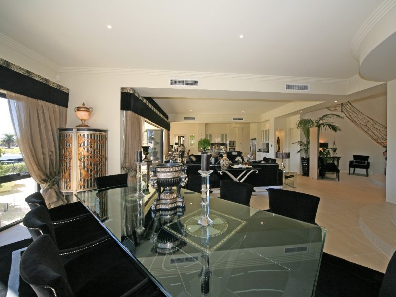 15 Hampton Court, Paradise Point QLD 4216