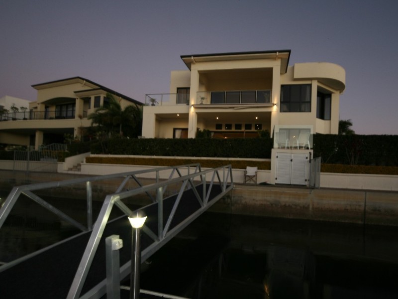 15 Hampton Court, Paradise Point QLD 4216