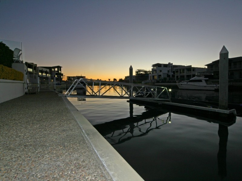 15 Hampton Court, Paradise Point QLD 4216