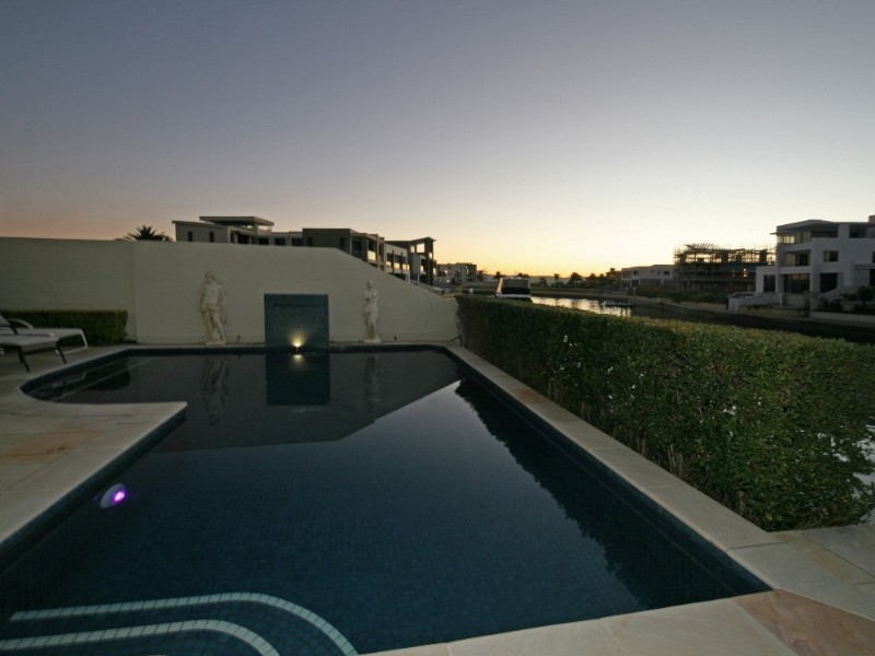 15 Hampton Court, Paradise Point QLD 4216