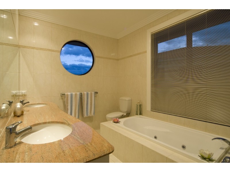 47 King Charles Drive, Paradise Point QLD 4216
