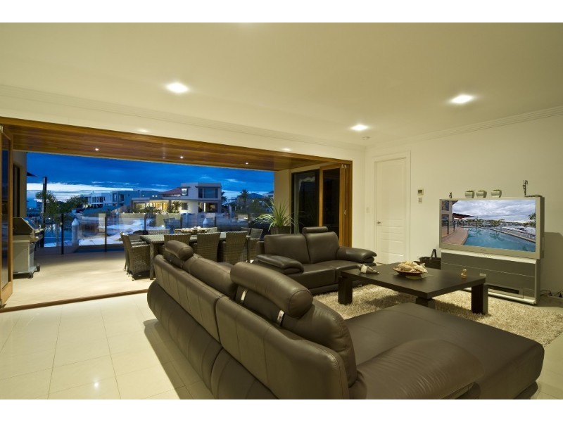 47 King Charles Drive, Paradise Point QLD 4216
