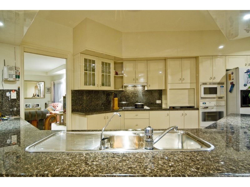 10 Folkstone Place, Runaway Bay QLD 4216