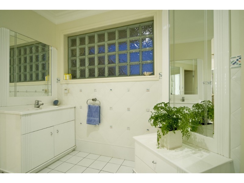 10 Folkstone Place, Runaway Bay QLD 4216