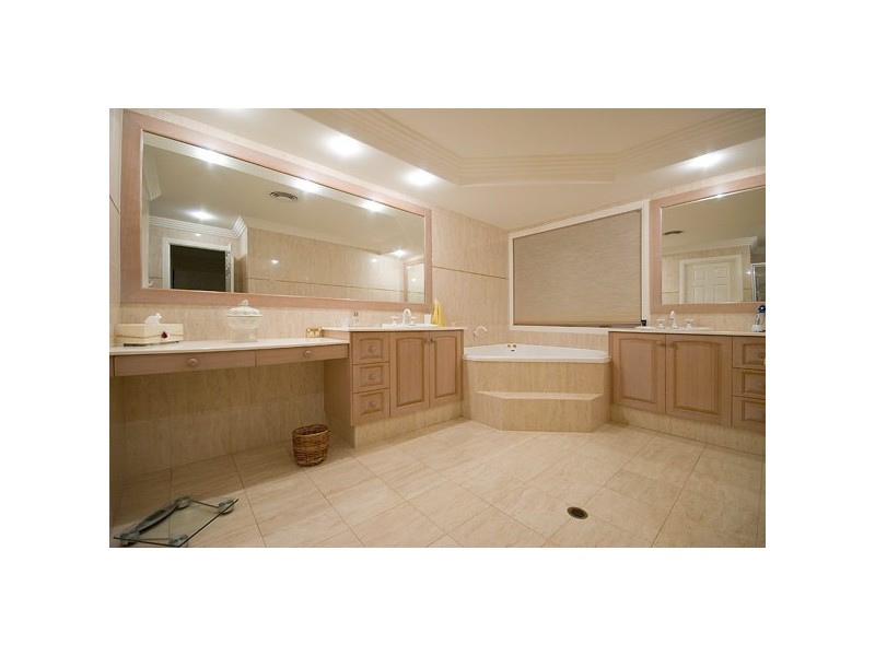 30 King Arthurs Court, Paradise Point QLD 4216