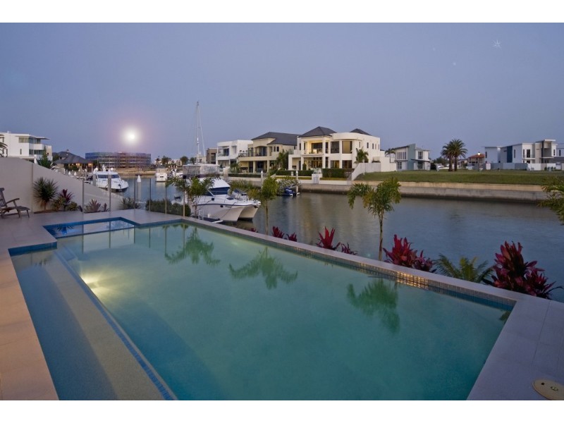 26 Knightsbridge Pde West, Paradise Point QLD 4216