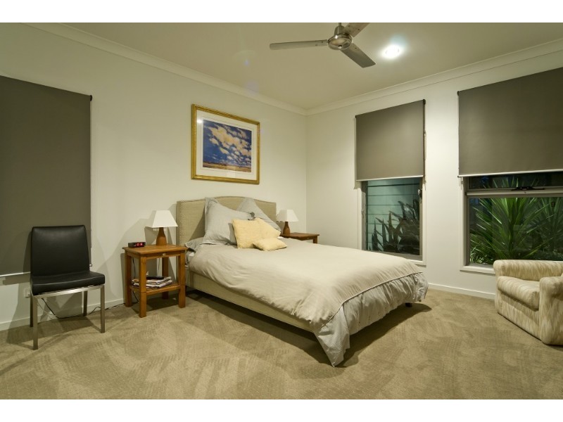 26 Knightsbridge Pde West, Paradise Point QLD 4216