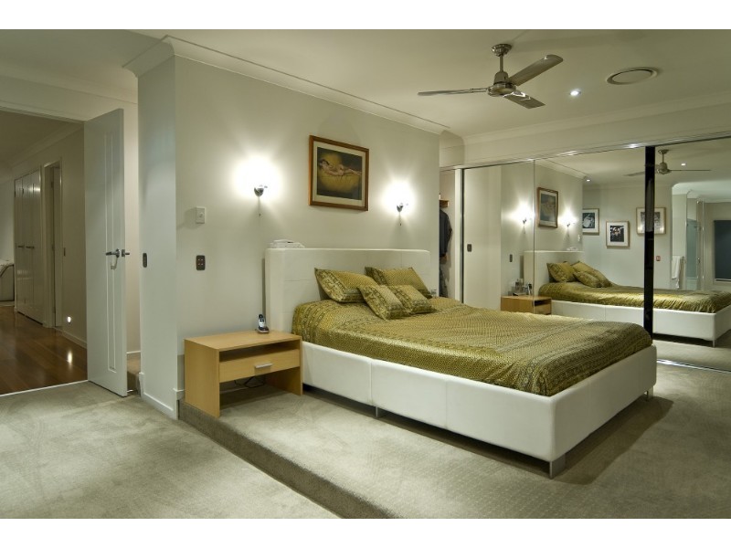26 Knightsbridge Pde West, Paradise Point QLD 4216