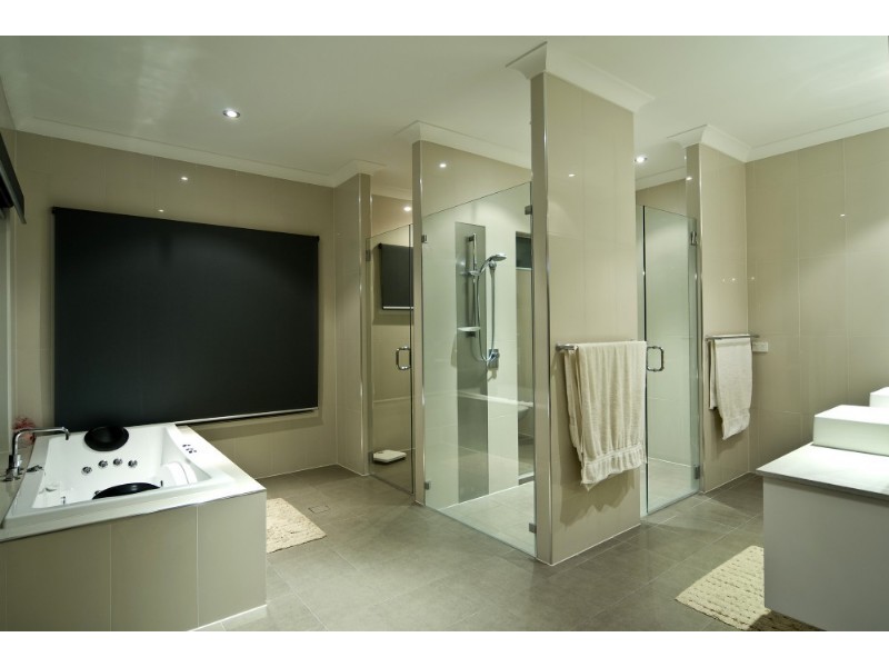 26 Knightsbridge Pde West, Paradise Point QLD 4216