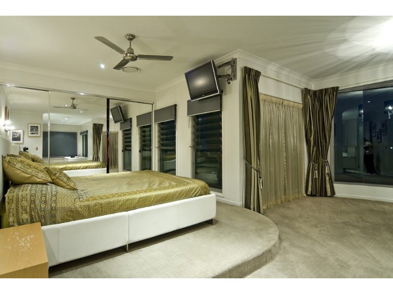 26 Knightsbridge Pde West, Paradise Point QLD 4216