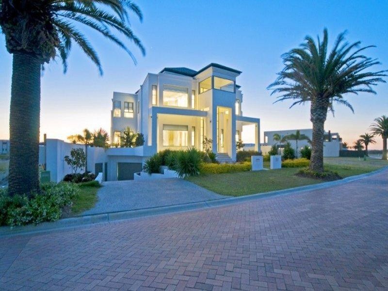 43 Knights Bridge Parade, Paradise Point QLD 4216