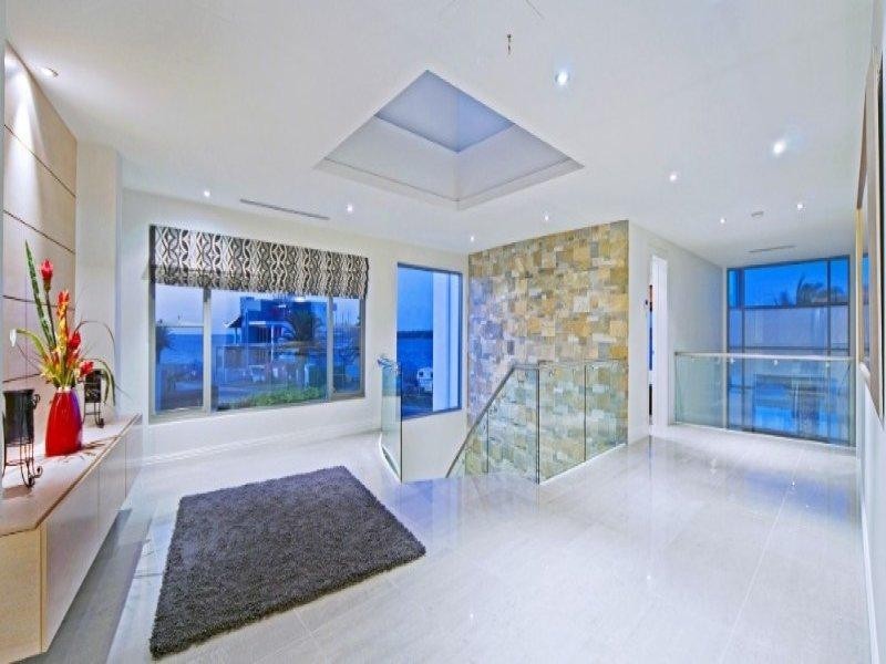 43 Knights Bridge Parade, Paradise Point QLD 4216