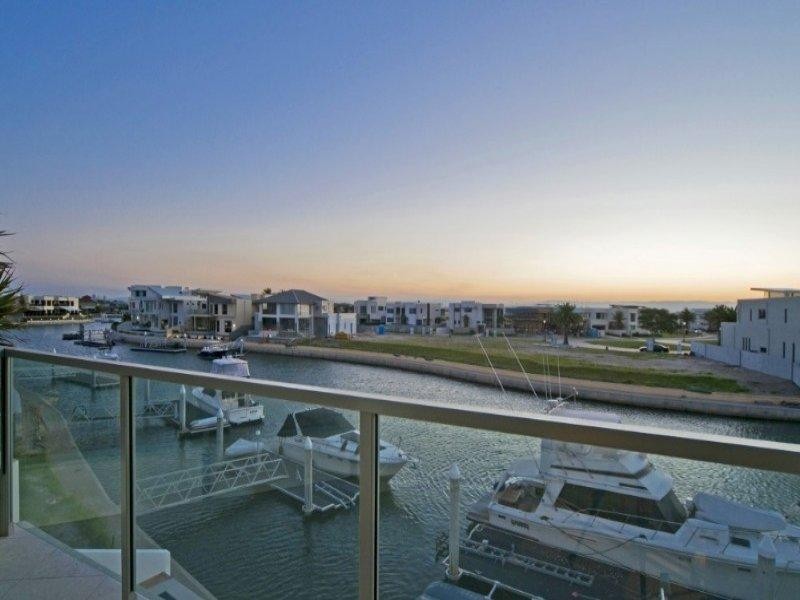 43 Knights Bridge Parade, Paradise Point QLD 4216