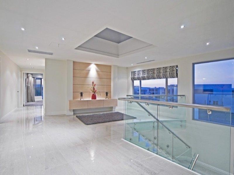 43 Knights Bridge Parade, Paradise Point QLD 4216