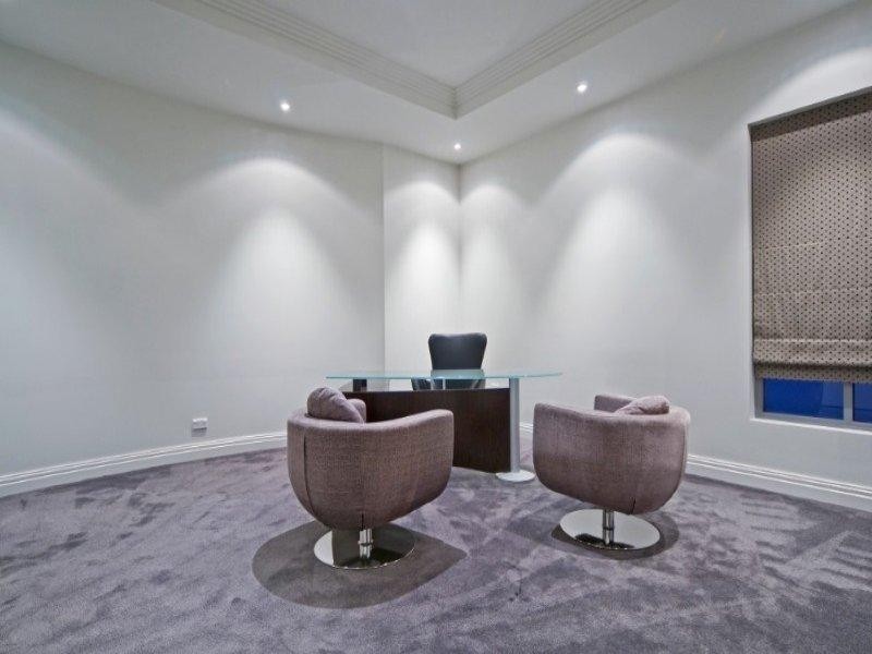 43 Knights Bridge Parade, Paradise Point QLD 4216