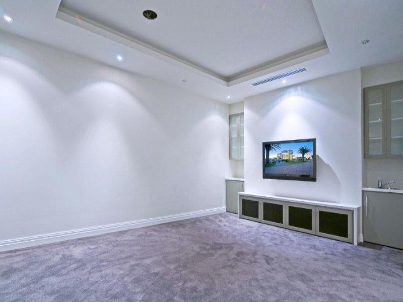 43 Knights Bridge Parade, Paradise Point QLD 4216