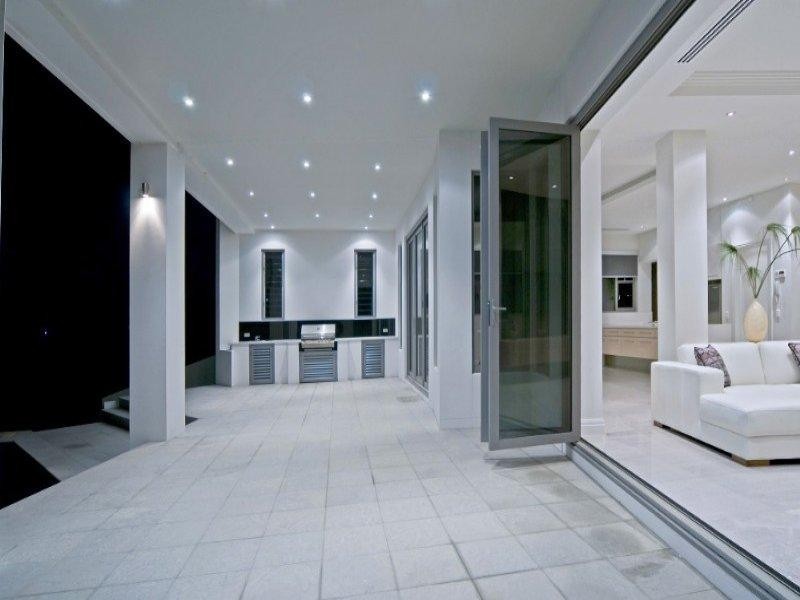 43 Knights Bridge Parade, Paradise Point QLD 4216