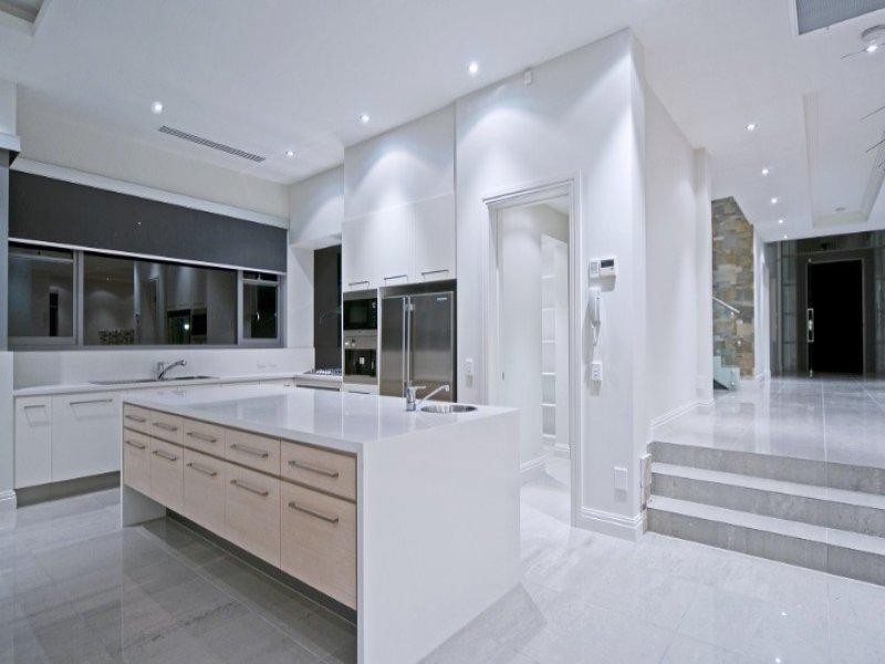 43 Knights Bridge Parade, Paradise Point QLD 4216