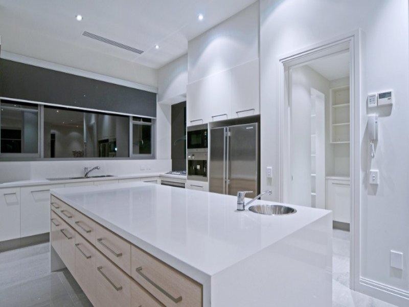 43 Knights Bridge Parade, Paradise Point QLD 4216