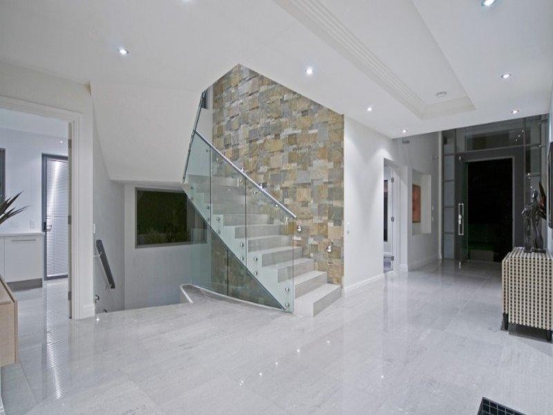 43 Knights Bridge Parade, Paradise Point QLD 4216