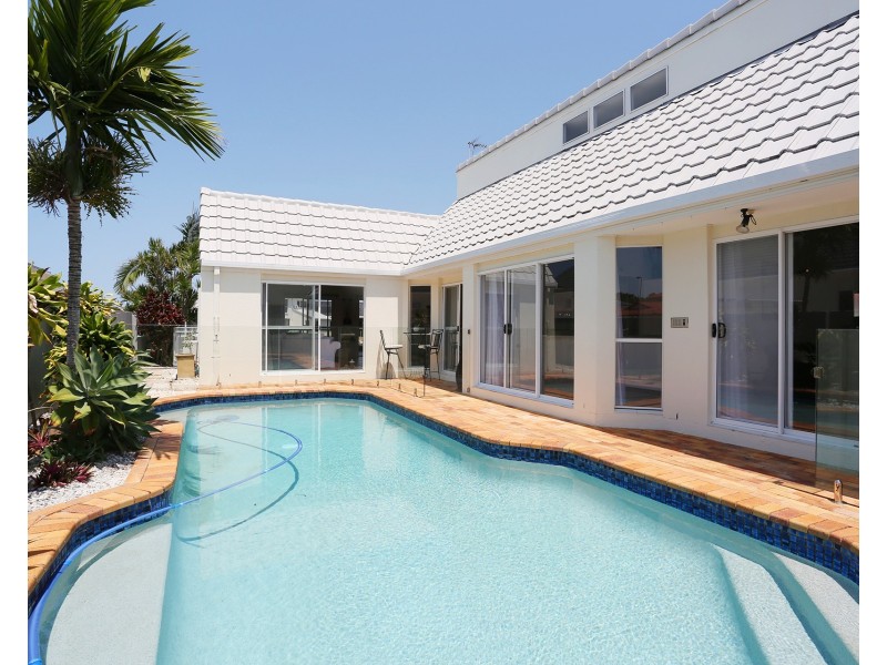 60 Pebble Beach Drive, Runaway Bay QLD 4216