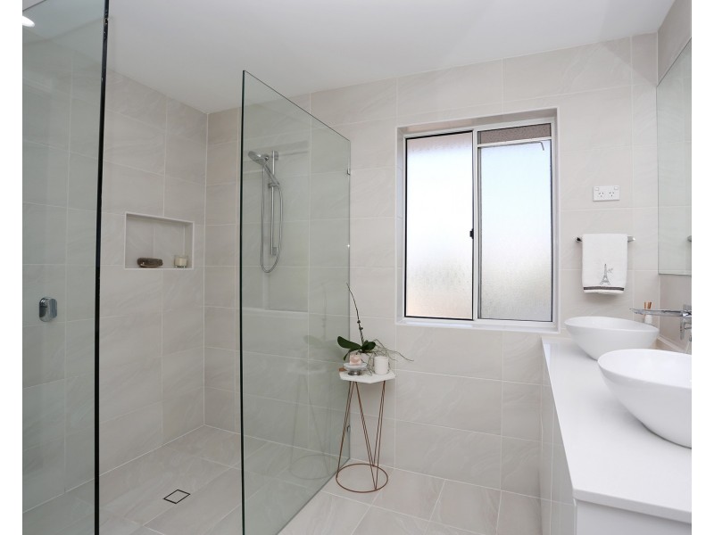 60 Pebble Beach Drive, Runaway Bay QLD 4216