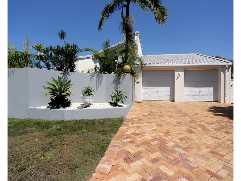 60 Pebble Beach Drive, Runaway Bay QLD 4216