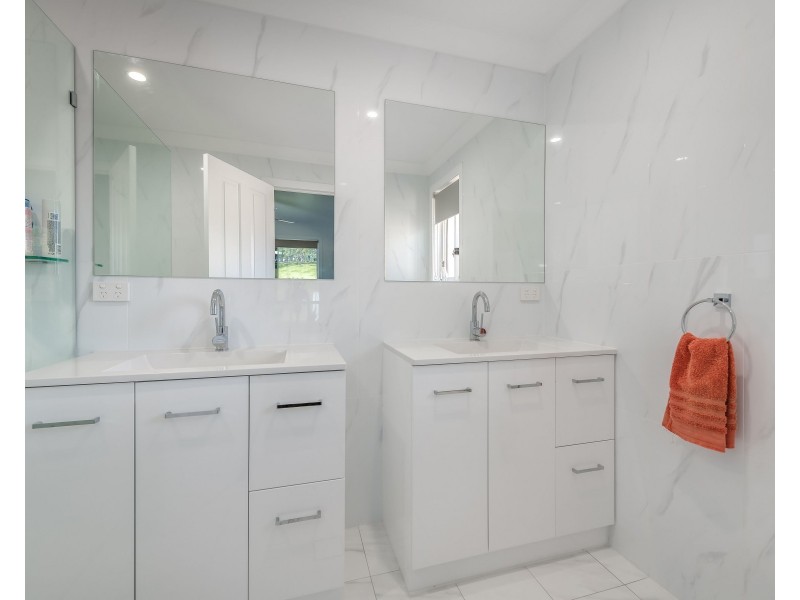 24 Pinevale Drive, Oxenford QLD 4210