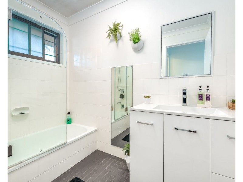 43 Baratta Street, Southport QLD 4215